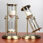 Dekorativ glasstopp i förgylld metall, idealisk för inredning eller som samlarobjekt. Elegant design med två glasstoppar, som ger en vetenskaplig och sofistikerad touch.