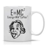 Keramisk mugg med illustration av Einstein och den berömda formeln E=MC², humoristisk och vetenskaplig, idealisk för vetenskaps- och fysikälskare.