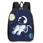 Barnryggsäck med astronautmotiv och planeter i rymden.