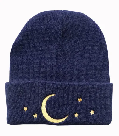 Mörkblå ullmössa med mån- och gyllene stjärnmotiv, perfekt för vintern eller som en original modeaccessoar.