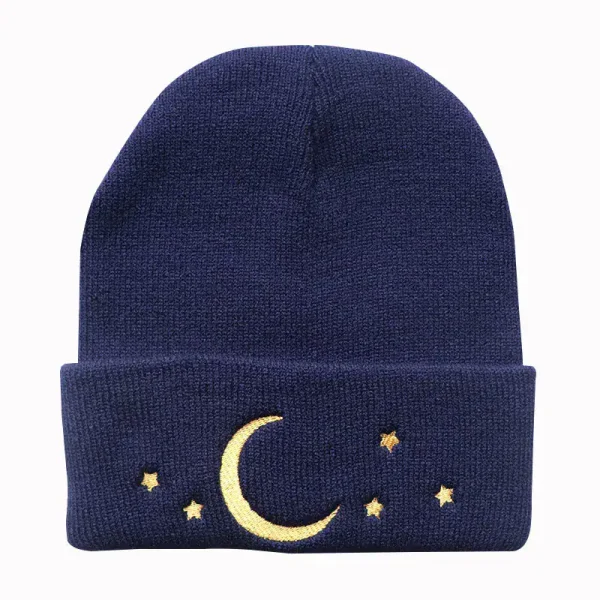 Mörkblå ullmössa med mån- och gyllene stjärnmotiv, perfekt för vintern eller som en original modeaccessoar.