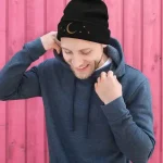 Svart mössa med mån- och stjärnmotiv, perfekt för astronomi- och avslappnade stilentusiaster.