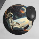 Astronautklädsel på en matta som föreställer rymden med dator och mus, som skapar en vetenskaplig och futuristisk atmosfär.