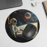 Musmatta med rymdmönster med astronaut och planeter, idealisk för vetenskaps- och astronomientusiaster.