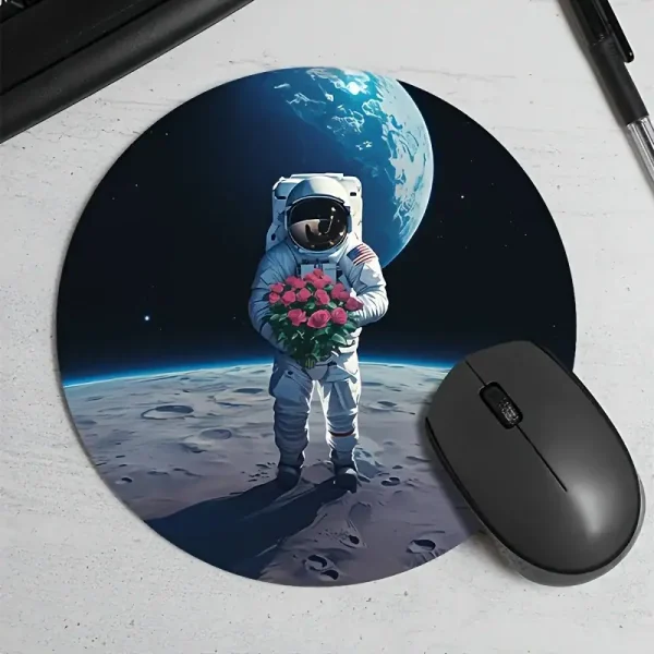 Illustration av en astronaut som håller en bukett blommor på månens yta med jorden i bakgrunden, som symboliserar fred och rymdutforskning.