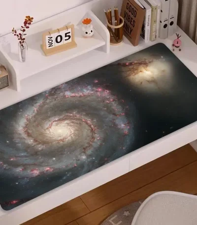 Skrivbordspanel med galaxtryck, som visar en spiral av universum med stjärnor och nebulosor.