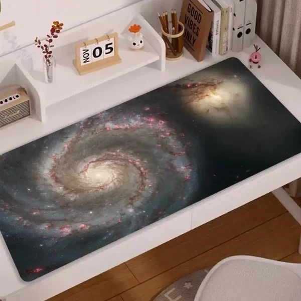 Skrivbordspanel med galaxtryck, som visar en spiral av universum med stjärnor och nebulosor.
