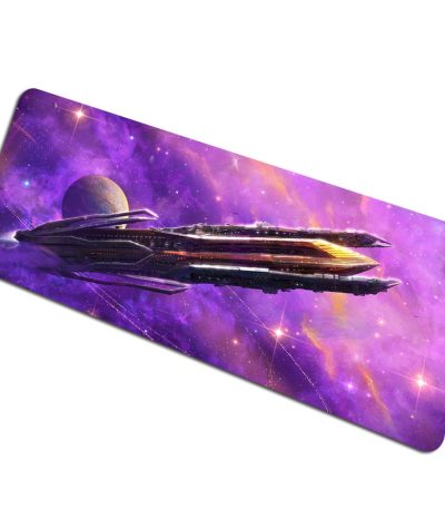 Illustration av ett futuristiskt rymdskepp som navigerar i ett färgglatt universum med stjärnor och en planet i bakgrunden.