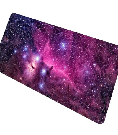Dekorativ panel som visar en bild av rymden med stjärnor och nebulosor i lila och rosa toner.