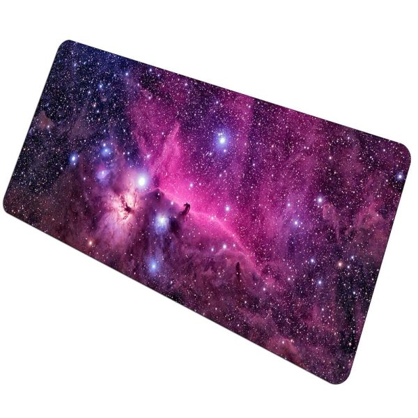 Dekorativ panel som visar en bild av rymden med stjärnor och nebulosor i lila och rosa toner.