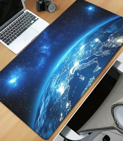 Skrivbordsmatta som visar en realistisk vy av jorden sedd från rymden, med ljusa detaljer av kontinenter och hav, idealisk för vetenskaplig dekoration eller för astronomientusiaster.