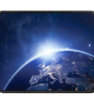 Utsikt över jorden från rymden med solens ljus vid horisonten, som visar den upplysta planeten och den stjärnklara rymden i bakgrunden.