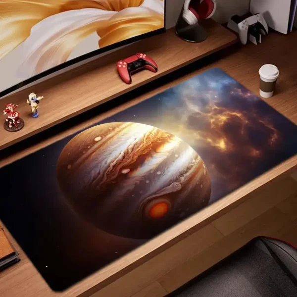 Skrivbordsmatta med bild av Jupiter och rymden, perfekt för astronomi- och vetenskapsälskare. Lägg till en kosmisk touch till ditt arbets- eller spelutrymme med denna unika matta.