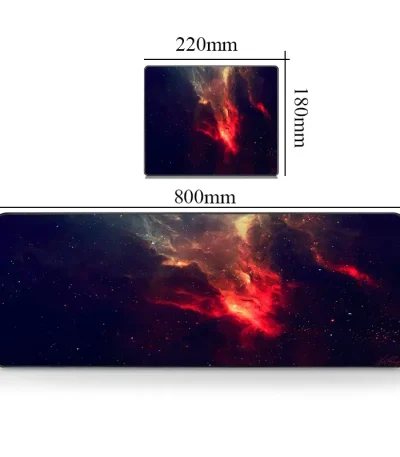 Väggpanel som föreställer en bild av rymden med röda och blå nebulosor, mått 800x300mm, idealisk för vetenskaplig eller kosmisk dekoration.