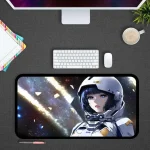 Kvinna i futuristisk rymddräkt med hjälm, illustrerad i en digital stil, på en surfplatta placerad på ett modernt skrivbord.
