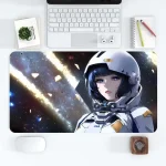 Tangentbordspanel, mus och kontorsaccessoarer på ett vitt skrivbord med en musmatta som illustrerar en astronaut i rymden.