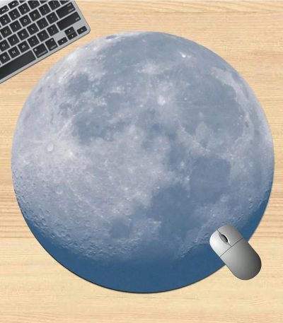 Musmatta i form av en måne med realistisk bild av månens yta, idealisk för astronomi- och vetenskapsinredning.