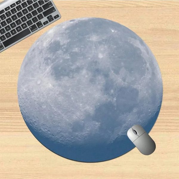 Musmatta i form av en måne med realistisk bild av månens yta, idealisk för astronomi- och vetenskapsinredning.