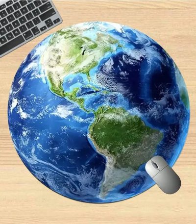 Jorden i 3D som representerar världens geografi, tillsammans med en mus och ett tangentbord på ett träbord, som symboliserar kopplingen mellan vetenskap, teknik och utbildning.
