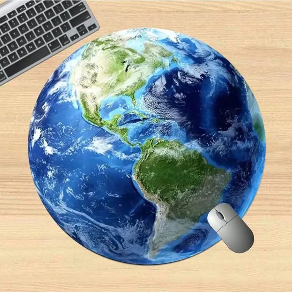 Jorden i 3D som representerar världens geografi, tillsammans med en mus och ett tangentbord på ett träbord, som symboliserar kopplingen mellan vetenskap, teknik och utbildning.