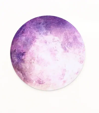 Konstnärlig illustration av månen i lila och rosa nyanser, som föreställer en mystisk och estetisk kosmisk scen.