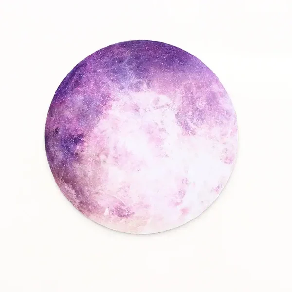 Konstnärlig illustration av månen i lila och rosa nyanser, som föreställer en mystisk och estetisk kosmisk scen.