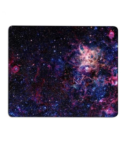 Bild av en galax med ett kosmiskt dammoln och lysande stjärnor, som representerar ett spektakulärt astronomiskt fenomen.