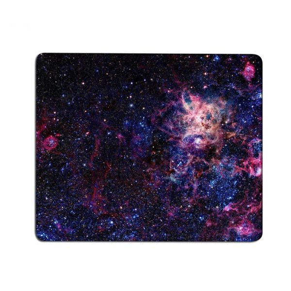 Bild av en galax med ett kosmiskt dammoln och lysande stjärnor, som representerar ett spektakulärt astronomiskt fenomen.