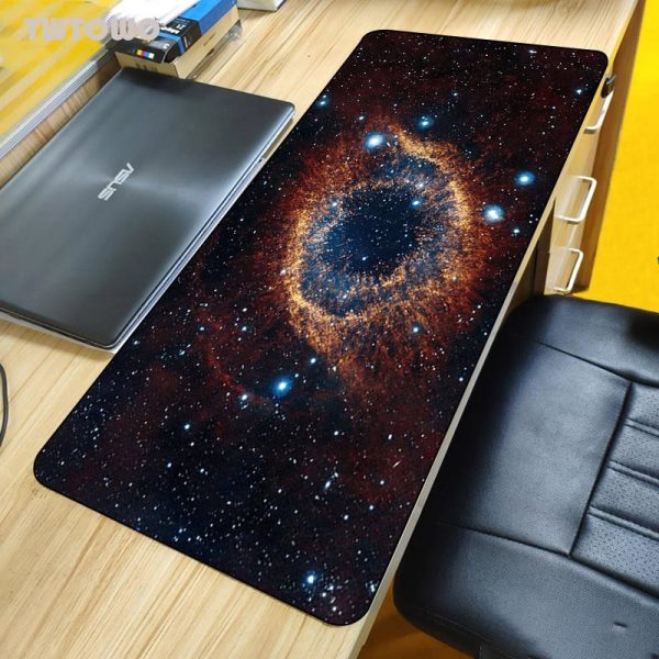 Skrivbordsmatta med galaxmönster, som föreställer en bild av universum med stjärnor och en nebulosa, idealisk för vetenskaplig dekoration eller utrymme.