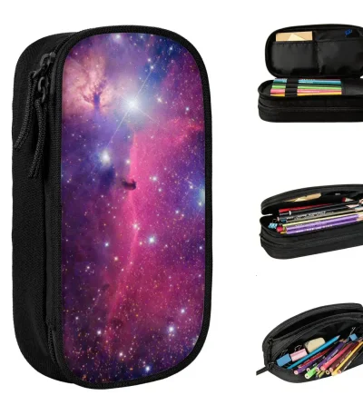 Förvaringsväska med galaxmönster, perfekt för skola, fritid eller resor, innehållande pennor, blyertspennor och olika tillbehör för praktisk organisering.
