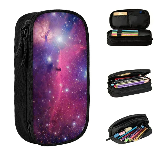 Förvaringsväska med galaxmönster, perfekt för skola, fritid eller resor, innehållande pennor, blyertspennor och olika tillbehör för praktisk organisering.
