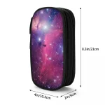 Skolväska med galaxmönster, perfekt för att förvara pennor, blyertspennor och små tillbehör. Rymlig och praktisk design, perfekt för studenter och astronomiälskare.