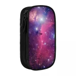 Skolväska med färgglatt galaxmönster, perfekt för studenter och astronomiälskare, som ger en kosmisk touch till ditt skolmaterial.