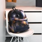 Ryggsäck med motiv av universum, galaxer och planeter.