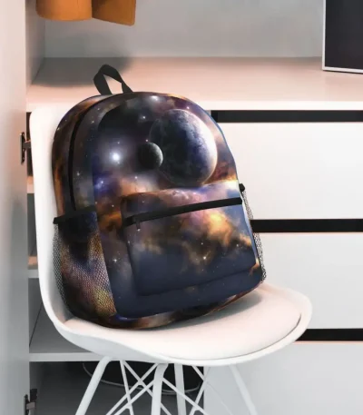 Ryggsäck med motiv av universum, galaxer och planeter.