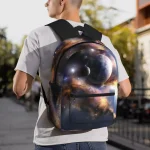 Ryggsäck med galaktiskt motiv som föreställer en stjärnklar himmel, perfekt för rymdentusiaster och vetenskap. Perfekt för skolan eller utflykter, som förenar stil och passion för universum.