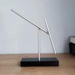 Astronomibord i aluminium, idealiskt för att observera himlen eller som modern vetenskaplig dekoration. Lätt att hantera, kombinerar det stilren design och funktionalitet för entusiaster eller dekorerare.
