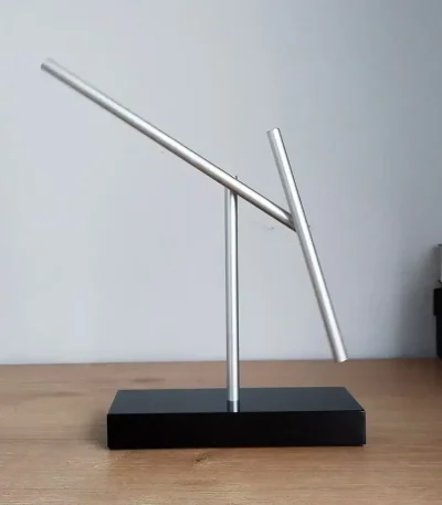 Astronomibord i aluminium, idealiskt för att observera himlen eller som modern vetenskaplig dekoration. Lätt att hantera, kombinerar det stilren design och funktionalitet för entusiaster eller dekorerare.