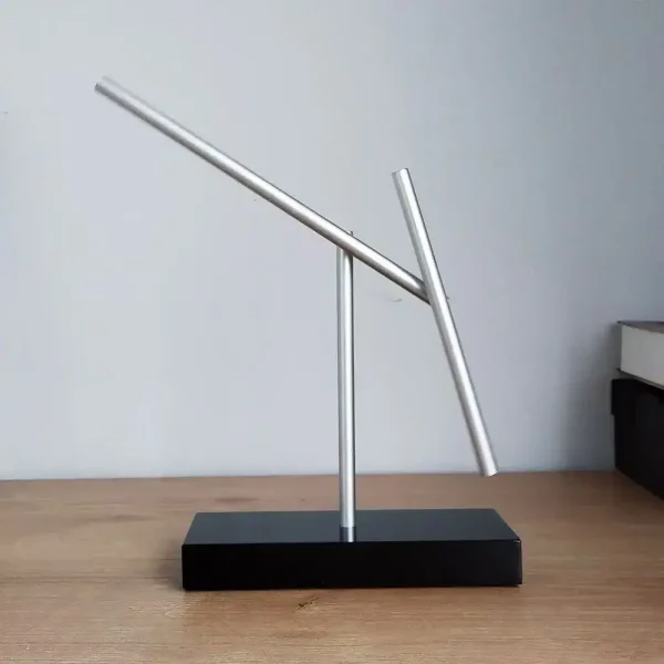 Astronomibord i aluminium, idealiskt för att observera himlen eller som modern vetenskaplig dekoration. Lätt att hantera, kombinerar det stilren design och funktionalitet för entusiaster eller dekorerare.