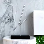 Vetenskapligt objekt i minimalistisk inredning med metallrör och svart bas.
