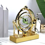 Dekorativ vetenskaplig klocka i guldmetall med gröna kulor, elegant och modern design, idealisk för kontors- eller hylldekoration.