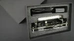 Laserdetekterande pipett i en förvaringslåda med kabel, använd för precisa vetenskapliga experiment.