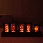 Digital flip-klocka som visar året 2022 med varmt orange ljus, i en retro och modern stil, perfekt för vetenskaplig eller vintage inredning.