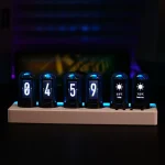 Digital klocka med bakgrundsbelyst display med sex moduler, visar tid, temperatur och veckodag, idealisk för vetenskaplig eller kontorsinredning.