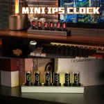 Miniatyr-IPS-klocka med digital display, kontors- eller hylldekoration, modern och originell design för vetenskaps- och teknikentusiaster.