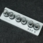 Vetenskaplig kontrollpanel med sex sphäriska metallknappar, använd för hantering av experimentella system eller laboratorier.