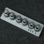 Vetenskaplig kontrollpanel med sphäriska metallknappar, använd för experiment eller laboratorieinstallationer.