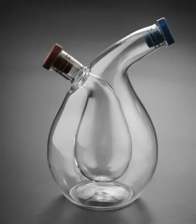 Laboratoriebalans i glas med två lutande halsar, idealisk för vetenskapliga experiment eller dekoration.