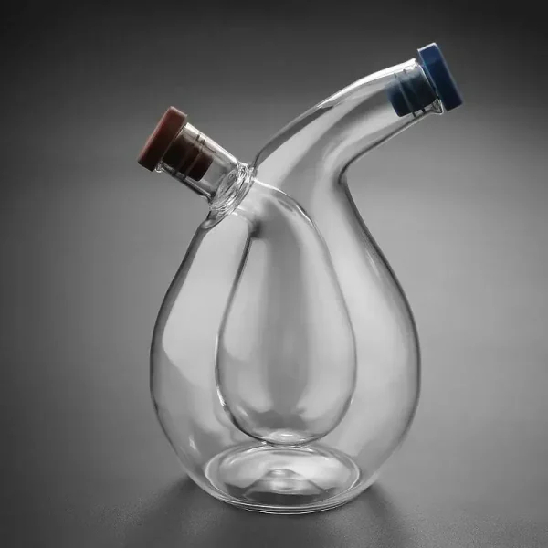 Laboratoriebalans i glas med två lutande halsar, idealisk för vetenskapliga experiment eller dekoration.