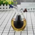Laboratorievas med svart vätska, med två lutande glasrör, använd för vetenskapliga eller dekorativa experiment.